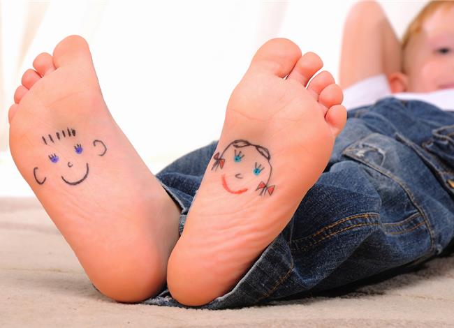 Δείτε τι πρέπει να κάνετε αν το παιδάκι σας περπατάει συστηματικά στις μύτες των ποδιών του