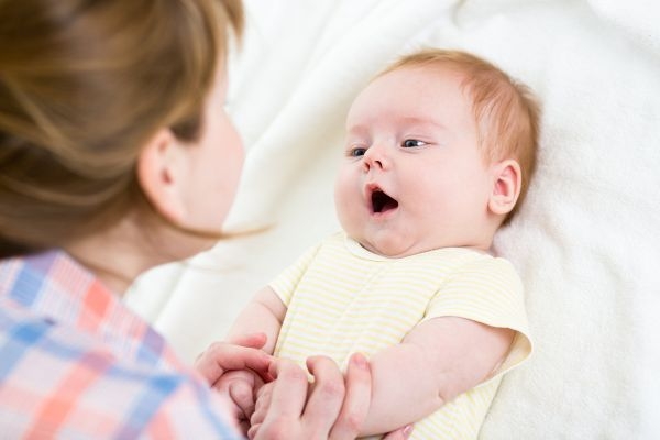 Πρέπει να μιλάμε “μωρουδίστικα” ή κανονικά στα μωρά;